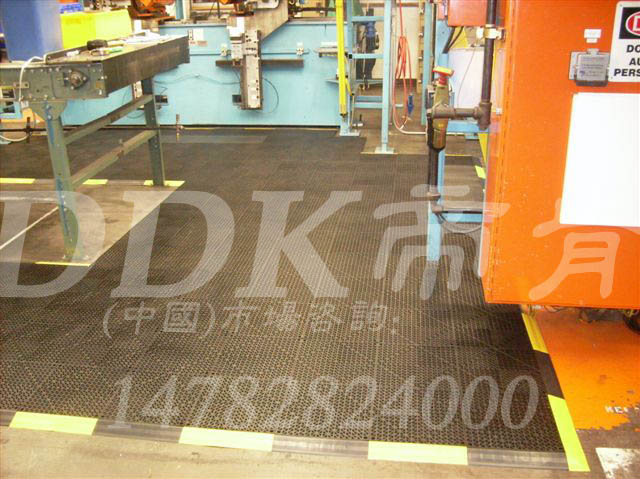 工廠車間機(jī)床旁用什么地墊耐油防滑？多孔鏤空拼裝互鎖PVC地墊