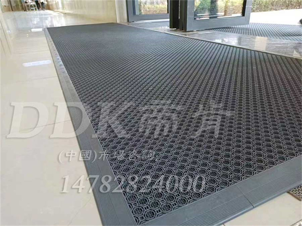 室外出入口用什么防滑防雨疏水?模塊刮砂漏孔PVC塑料橡膠墊 室外出入口用什么防滑防雨疏水?模塊刮砂漏孔PVC塑料橡膠墊