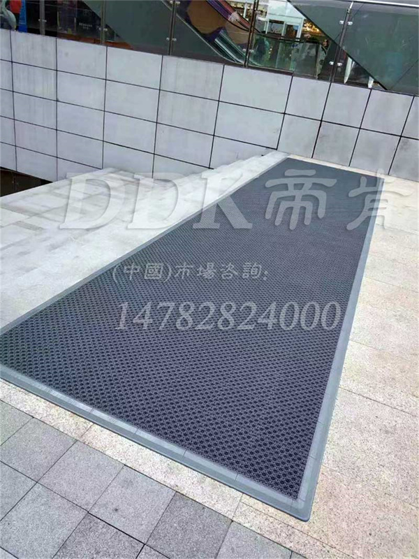 室外大理石臺(tái)階地面怎么做防滑？鋪設(shè)塑料拼裝防滑防水橡膠地墊