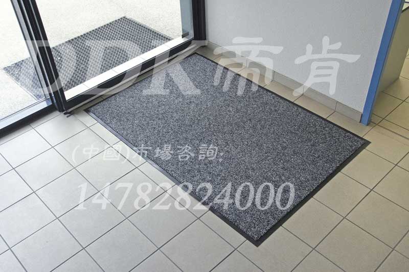 出入口通道地面用什么地毯防塵吸水？按需定制灰色門口刮泥毯